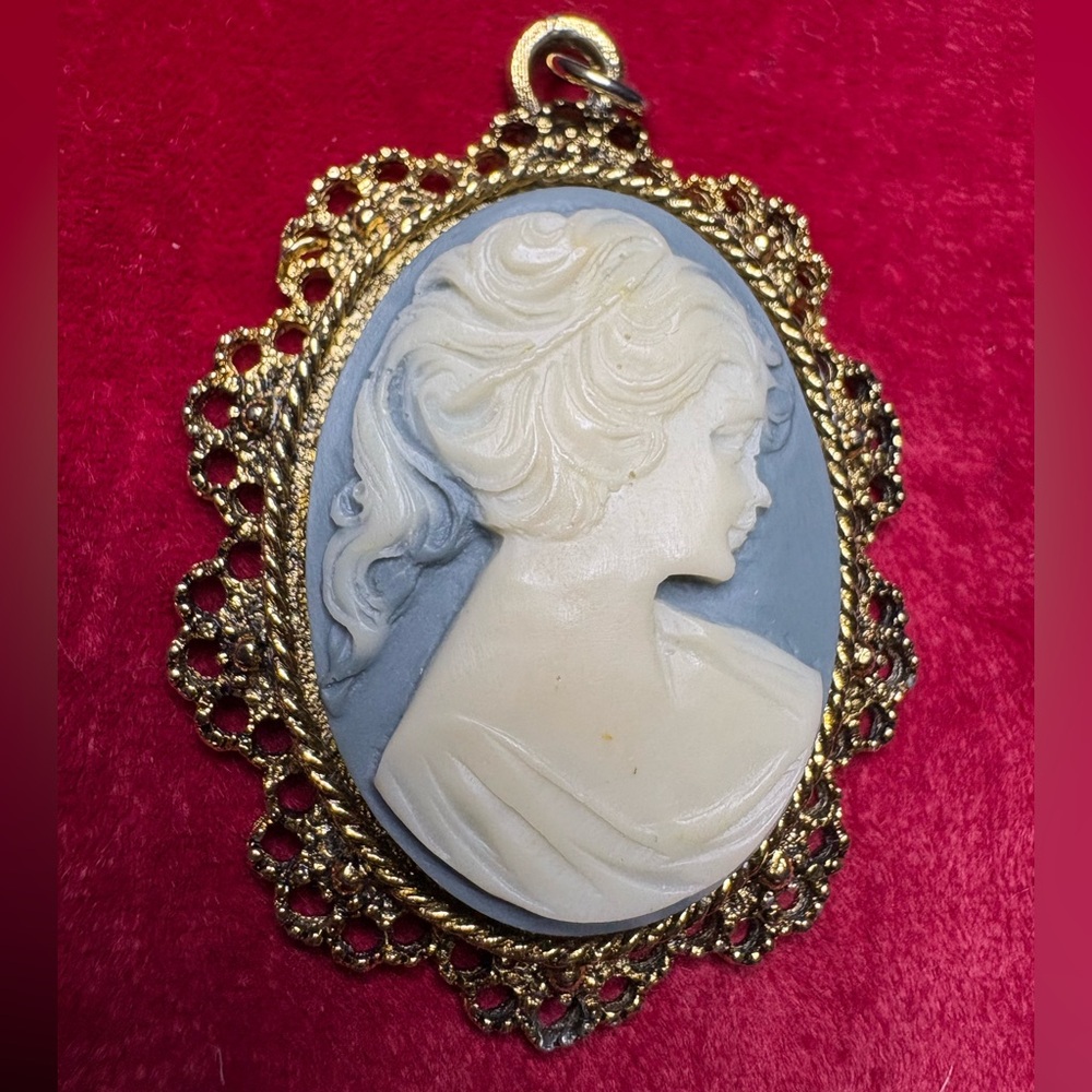Pendant Vintage Wedgewood Cameo Nexklace Gold Filigree Trim Cream Silouette